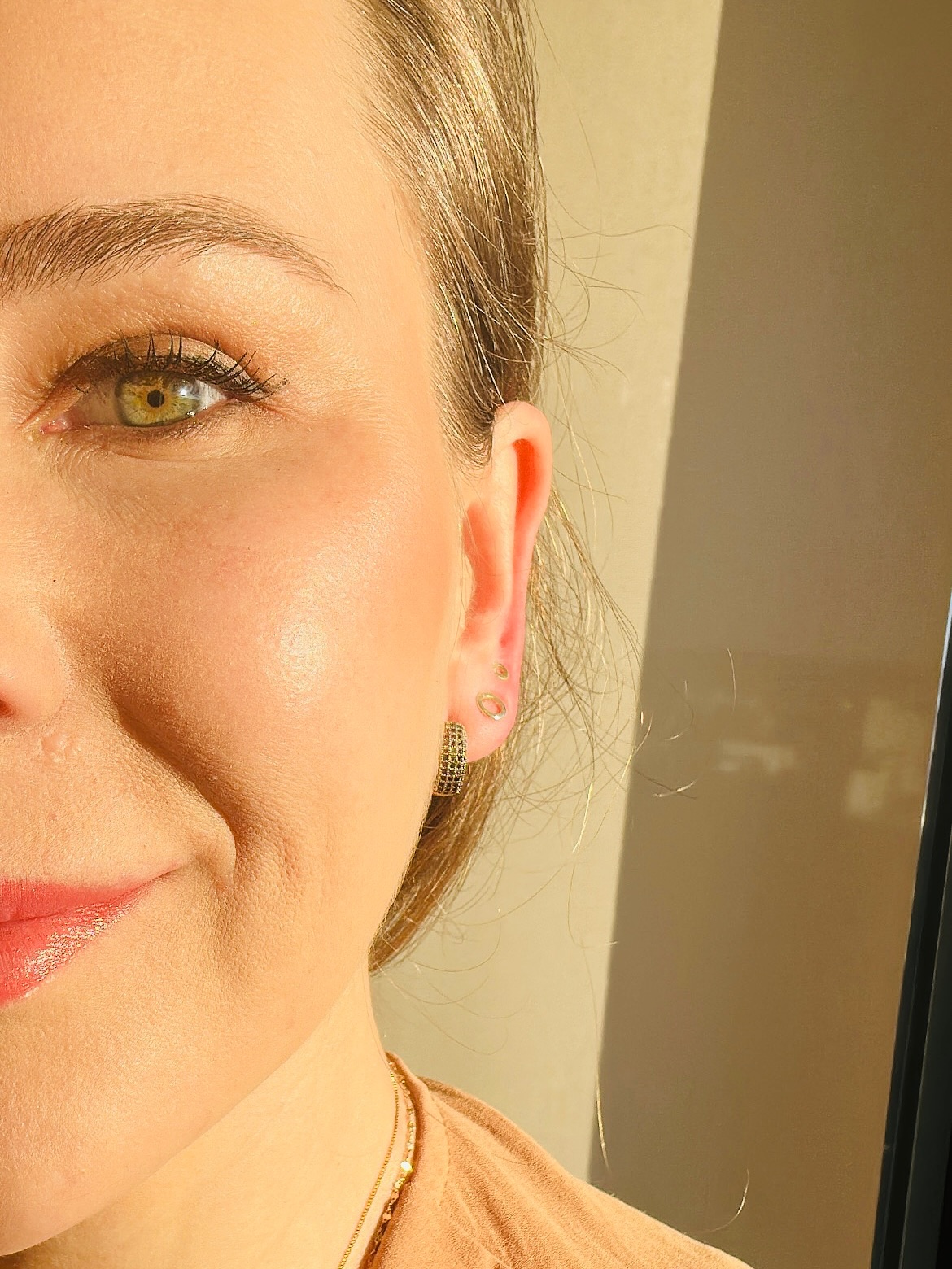 Mulher com pele saudável e radiante, iluminação dourada quente